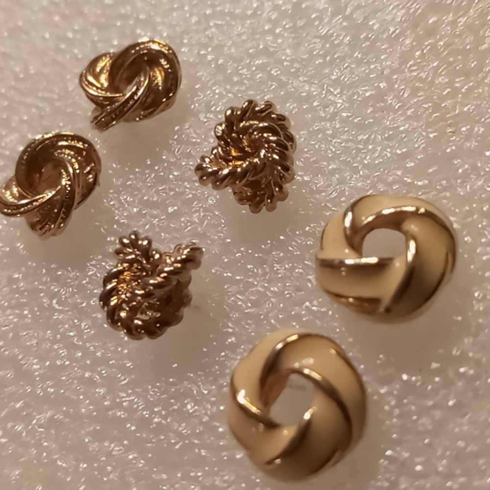 Monet vintage twisted knots earrings gold tone &  cream color enamel.